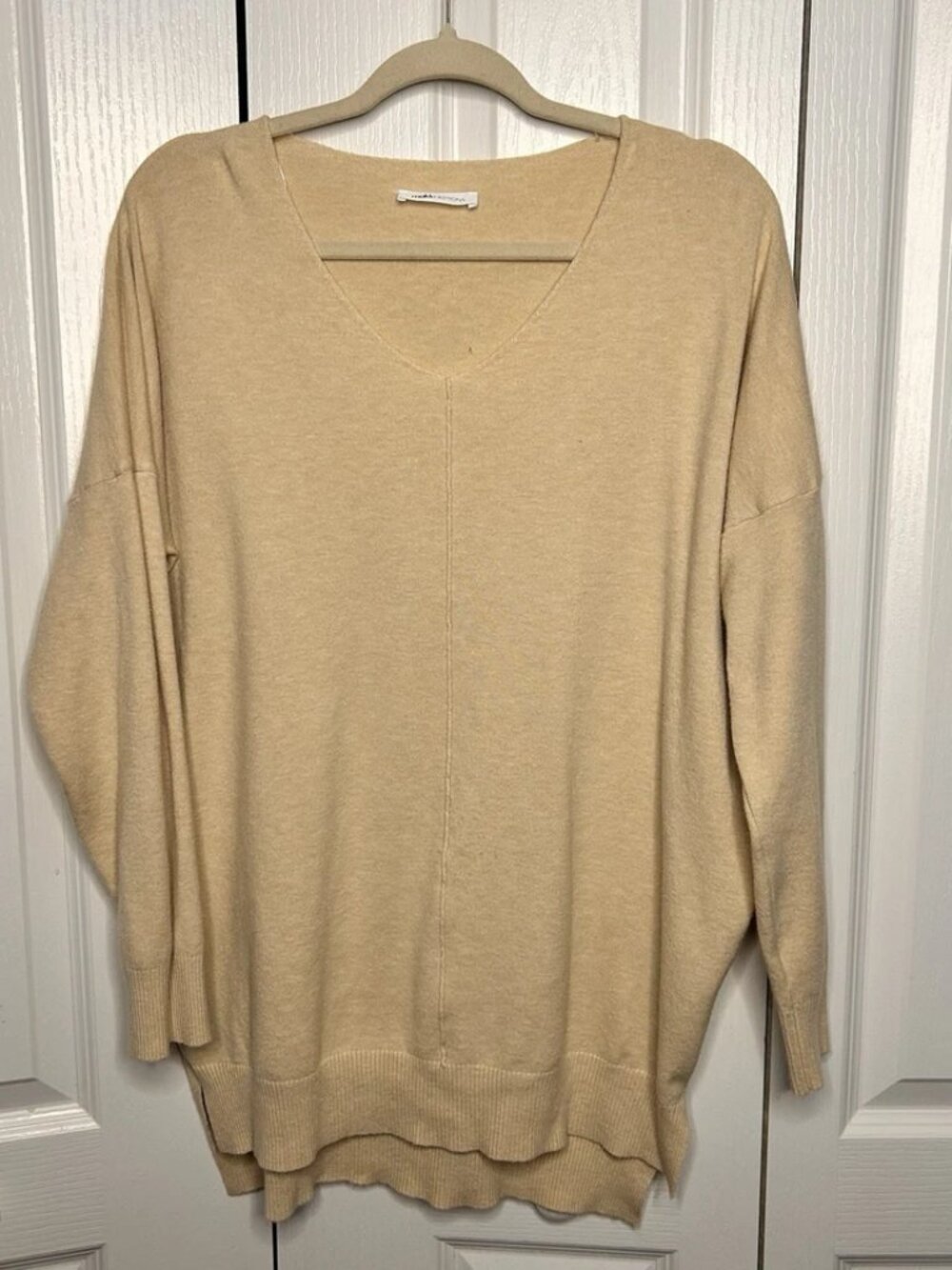 Makk Fashions Women’s Oatmeal V-Neck Long Sleeve Sweater Size M/L Lightweight
